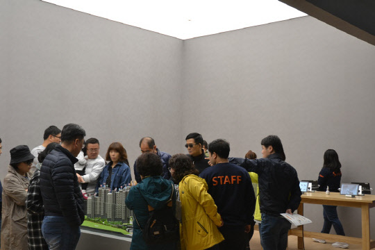 지난 26일 경기도 하남 문화예술회관 인근에 문을 연 감일 에코앤 e편한세상 견본주택 방문객들이 유니트를 둘러보고 있다.<대림산업 제공>